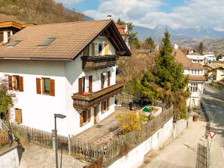Discover this charming property featuring a classic design and a prime location.