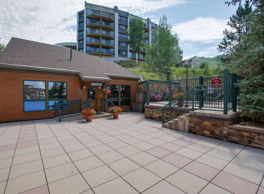 Discover the charm of this office space, perfectly situated in a desirable location.