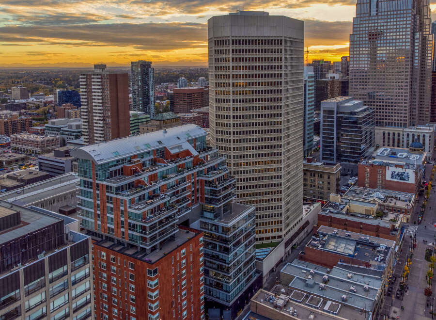 Experience urban living at its finest with this stunning high-rise property.