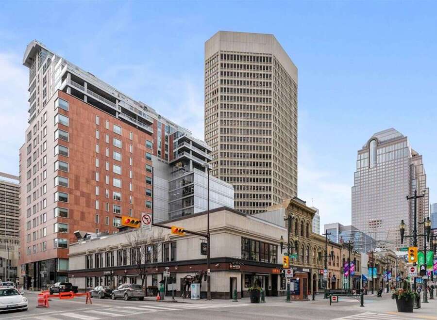 Explore the vibrant cityscape with this stunning property, ideally situated in a prime urban location.