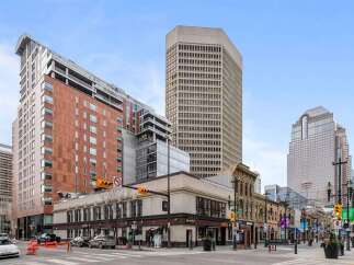 Explore the vibrant cityscape with this stunning property, ideally situated in a prime urban location.