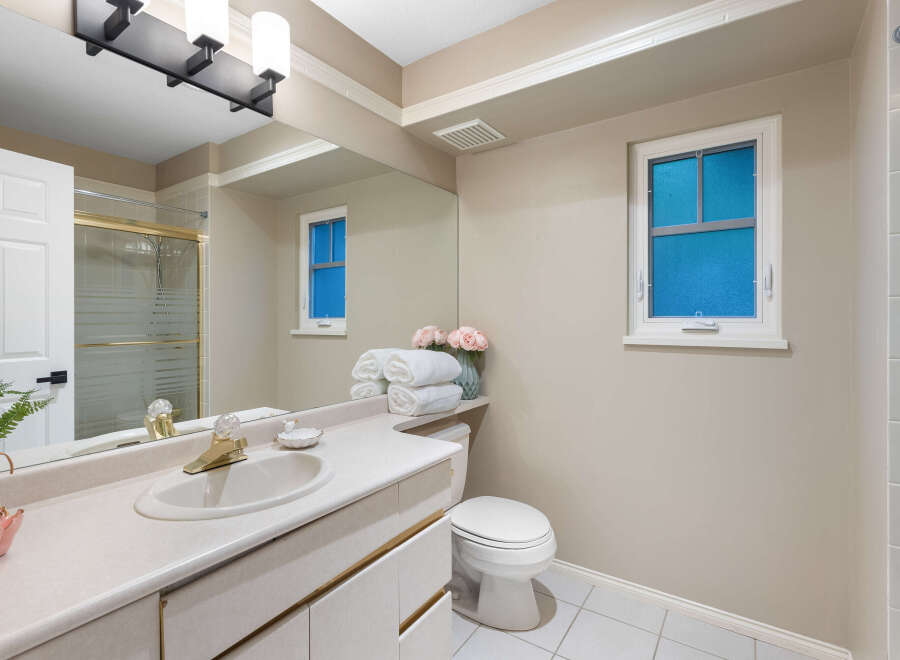 This inviting bathroom features a clean and bright design, perfect for relaxation.