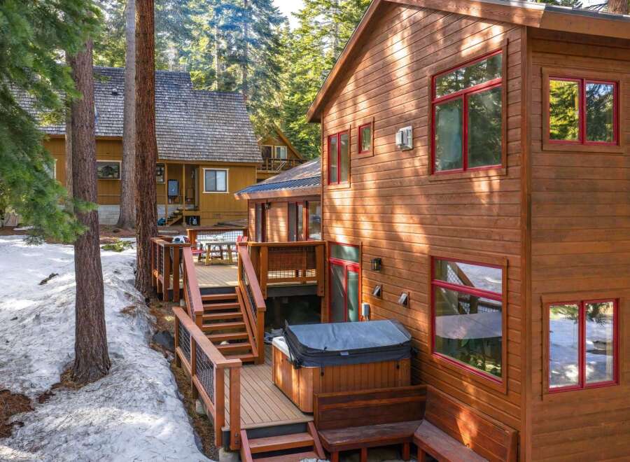 Experience mountain living in this charming wooden cabin, perfect for a cozy getaway.