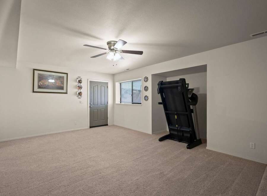 Discover this inviting property featuring a spacious interior and a versatile layout.
