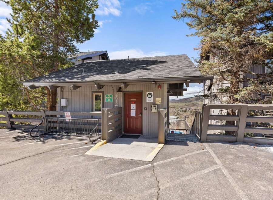 Discover the charm of this property, featuring a welcoming entrance and convenient amenities.