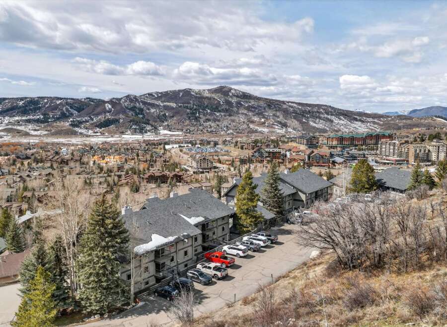 Discover the perfect mountain retreat in this stunning property, offering breathtaking views and a prime location.