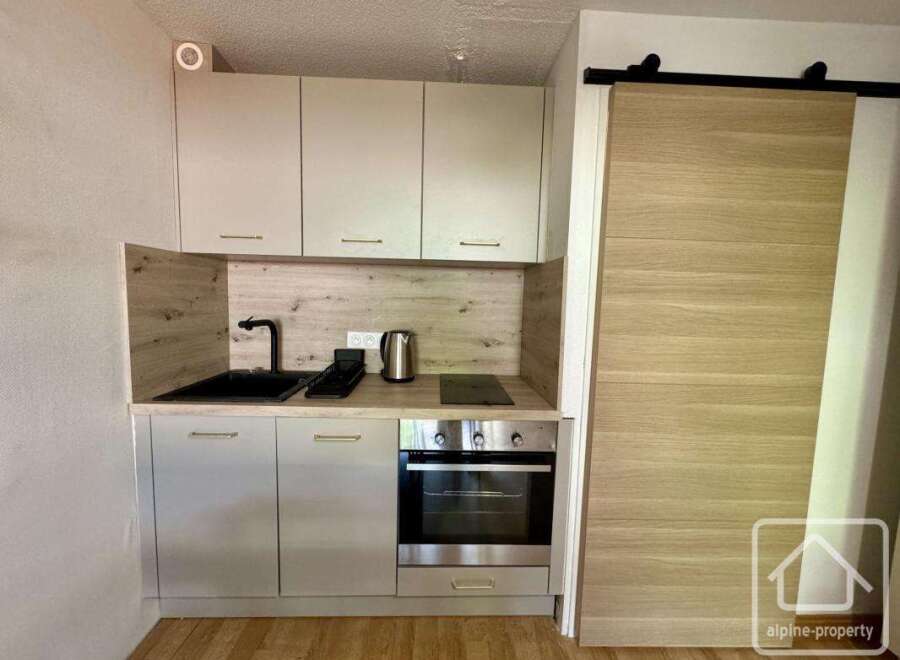 Discover this charming kitchen, perfect for culinary enthusiasts.