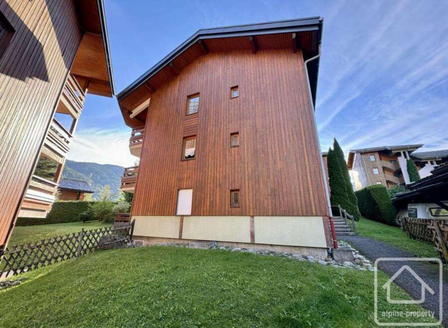 Discover a charming property nestled in a picturesque setting, perfect for those seeking tranquility and natural beauty.