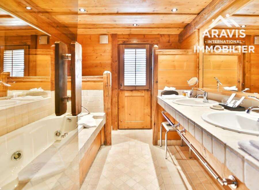 Experience luxury in this stunning bathroom featuring a jacuzzi and double sinks.