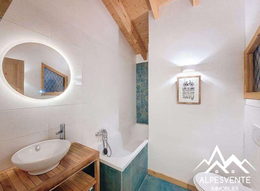 Discover this charming bathroom featuring a modern design and a touch of rustic elegance.