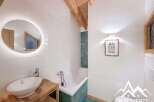 Discover this charming bathroom featuring a modern design and a touch of rustic elegance.