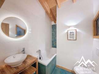 Discover this charming bathroom featuring a modern design and a touch of rustic elegance.