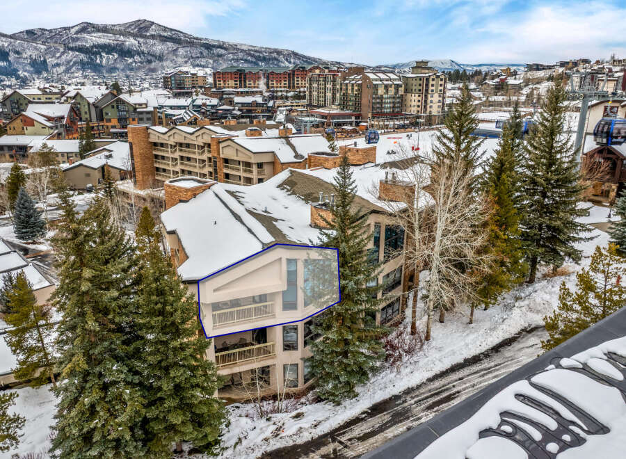 Discover luxury living in this stunning property, perfectly situated in a picturesque mountain setting.
