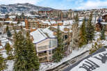 Discover luxury living in this stunning property, perfectly situated in a picturesque mountain setting.