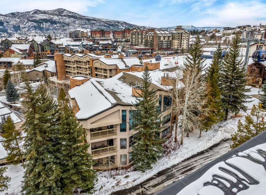 Discover luxury living in this stunning property, perfectly situated in a picturesque mountain setting.