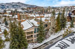 Discover luxury living in this stunning property, perfectly situated in a picturesque mountain setting.