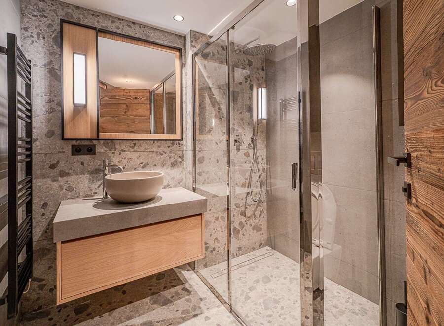 Experience luxury in this stunning bathroom featuring a modern design and high-end finishes.