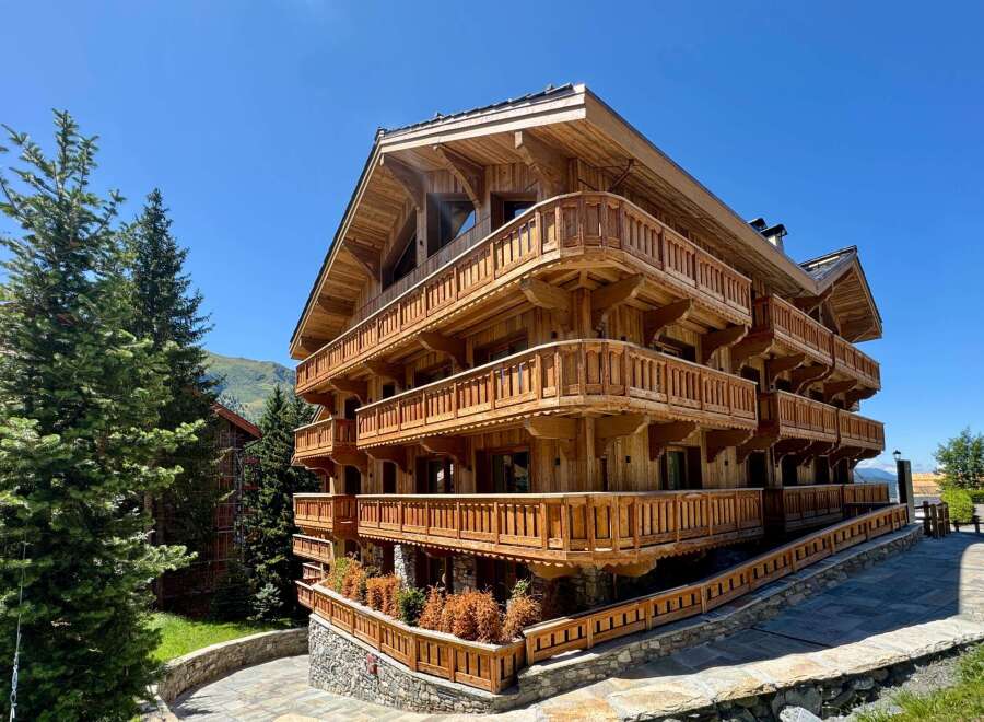 Experience luxury living in this stunning wooden chalet, boasting exquisite craftsmanship and breathtaking mountain views.