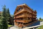 Experience luxury living in this stunning wooden chalet, boasting exquisite craftsmanship and breathtaking mountain views.