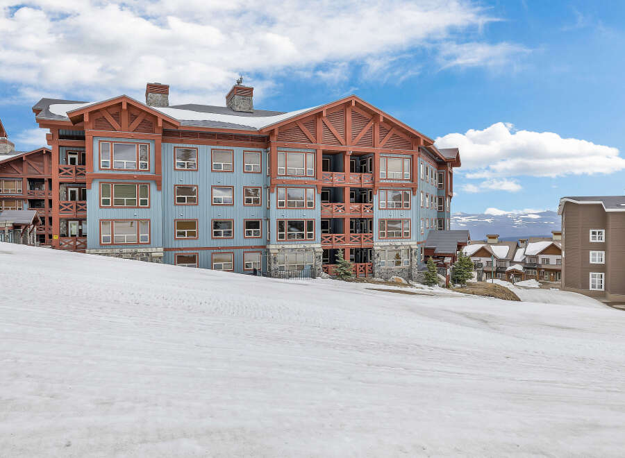 Discover a stunning mountain retreat with this beautiful property.