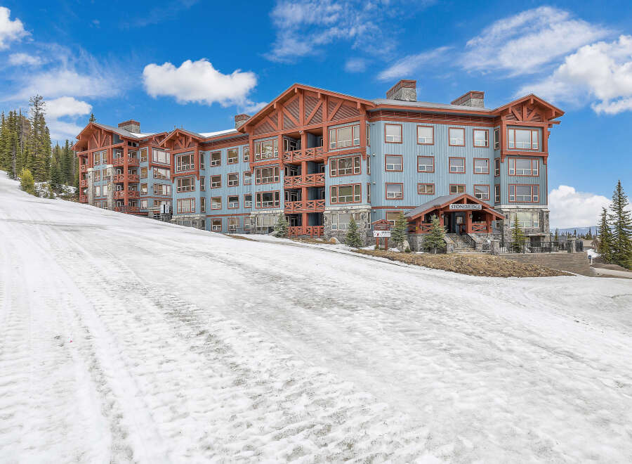 Discover luxury living at Stonebridge, a stunning property nestled in a picturesque mountain setting.