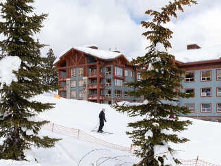 Experience luxury living in this stunning ski-in/ski-out property, offering unparalleled access to the slopes.