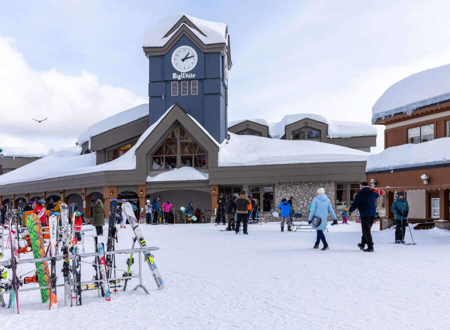 Experience the ultimate winter getaway at Big White Ski Resort! This stunning property boasts a prime location with easy access to the slopes and breathtaking mountain views.