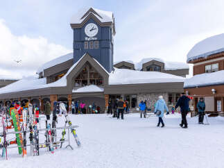 Experience the ultimate winter getaway at Big White Ski Resort! This stunning property boasts a prime location with easy access to the slopes and breathtaking mountain views.