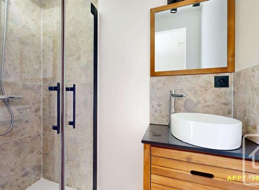 Discover modern elegance in this stunning bathroom.