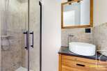 Discover modern elegance in this stunning bathroom.