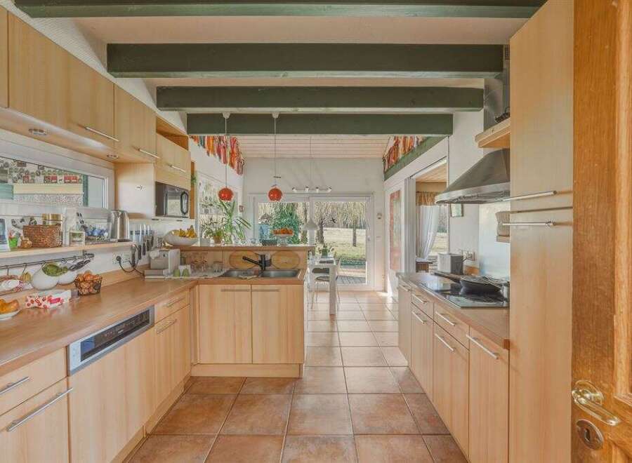 This stunning kitchen boasts a bright and airy design, perfect for culinary enthusiasts.
