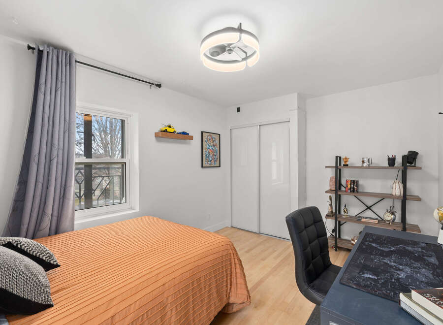 This cozy bedroom offers a comfortable retreat with its inviting ambiance and stylish decor.