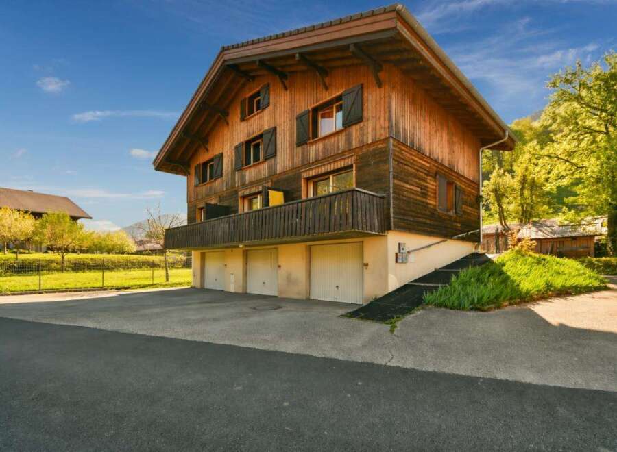 Discover this stunning wooden chalet, a perfect blend of rustic charm and modern convenience.