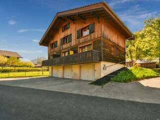 Discover this stunning wooden chalet, a perfect blend of rustic charm and modern convenience.