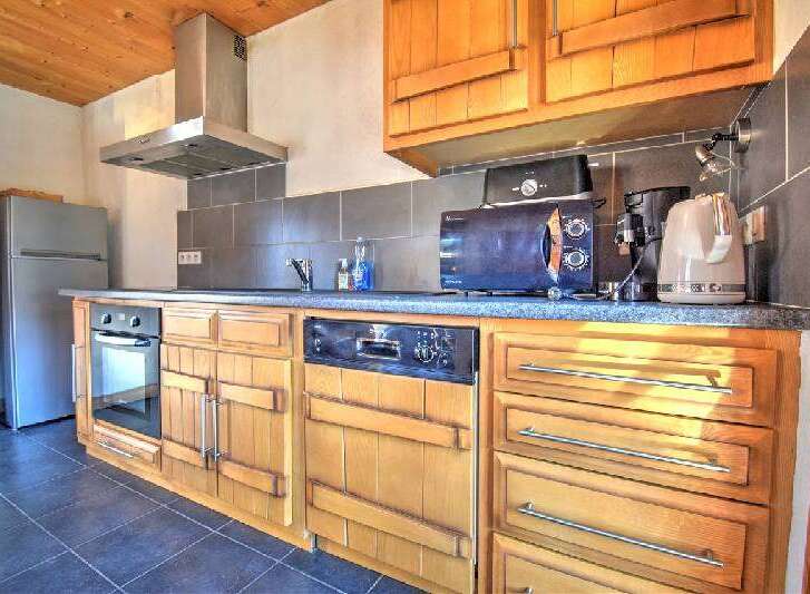 Discover the charm of this well-equipped kitchen, perfect for culinary enthusiasts.
