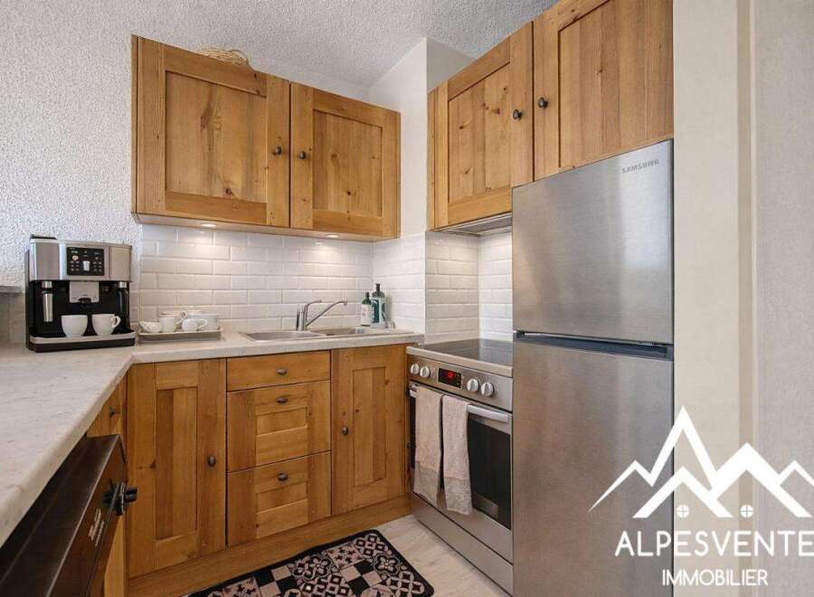 Discover this charming kitchen, perfect for culinary enthusiasts.