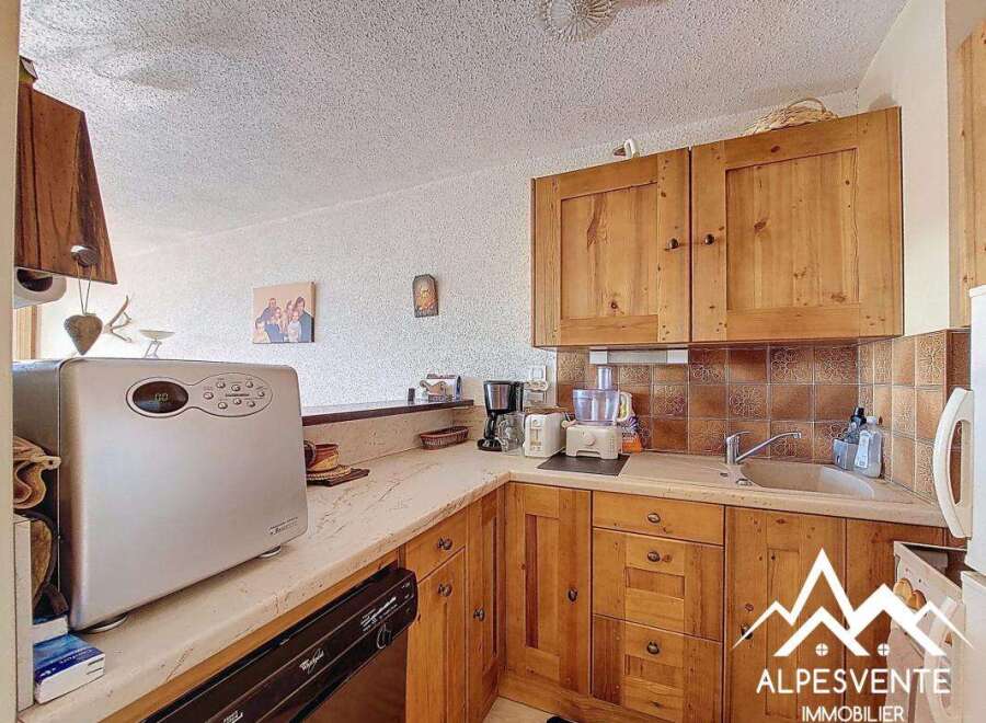 Discover the charm of this cozy kitchen, perfect for preparing delicious meals.