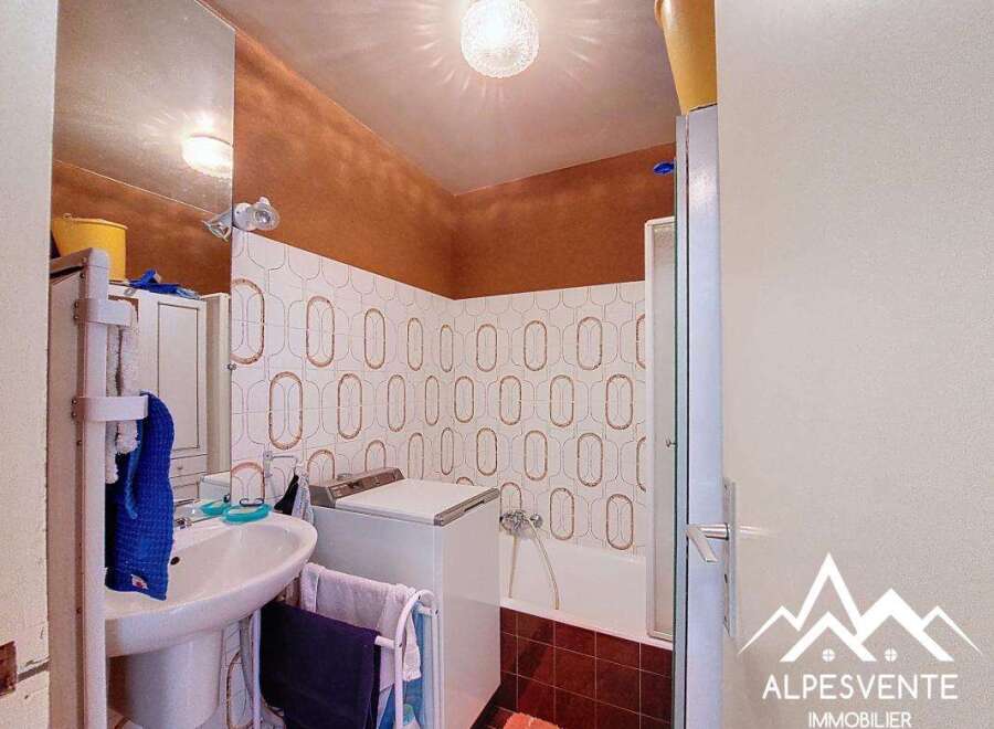 Discover this charming bathroom featuring a unique design and layout.