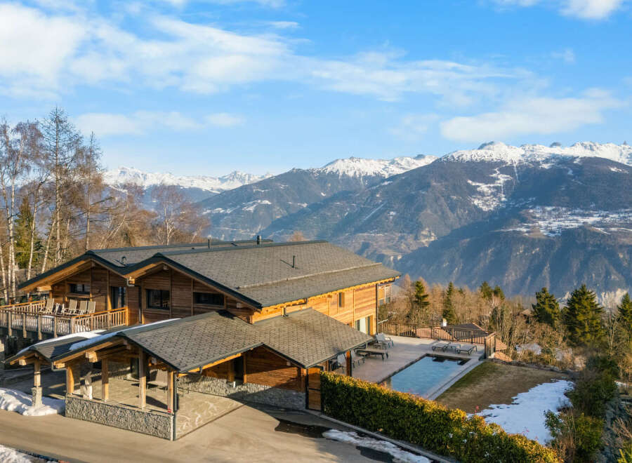 Experience luxury living in this stunning chalet nestled in the mountains.