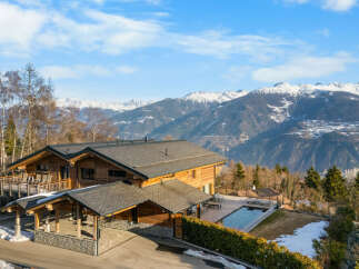 Experience luxury living in this stunning chalet nestled in the mountains.