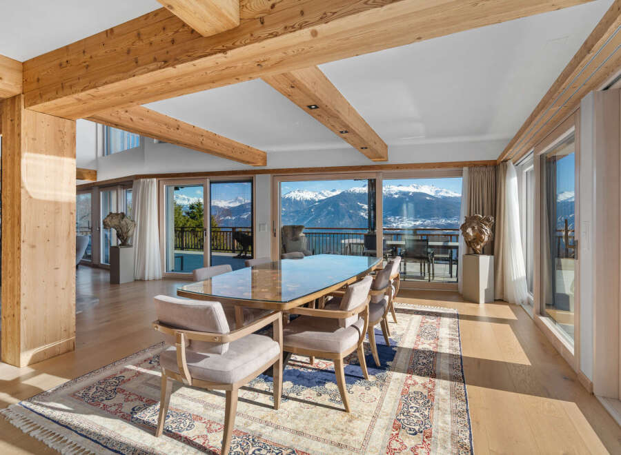 Experience luxury living in this stunning property with breathtaking mountain views.