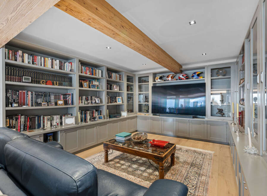 This luxurious living room boasts custom built-in shelving, perfect for displaying books and decor.
