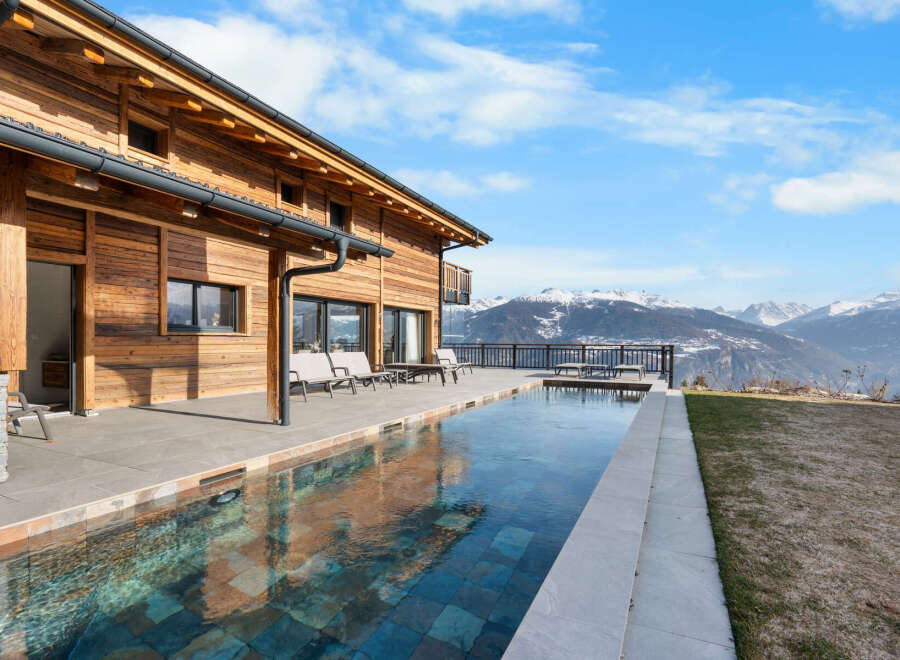 Experience luxury living in this stunning wooden chalet with breathtaking mountain views.
