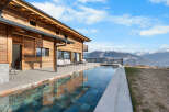 Experience luxury living in this stunning wooden chalet with breathtaking mountain views.