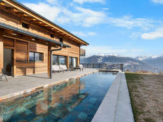 Experience luxury living in this stunning wooden chalet with breathtaking mountain views.