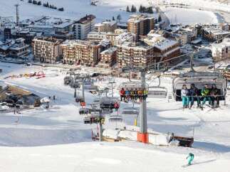 Enjoy breathtaking views and convenient access to the slopes with this stunning property.