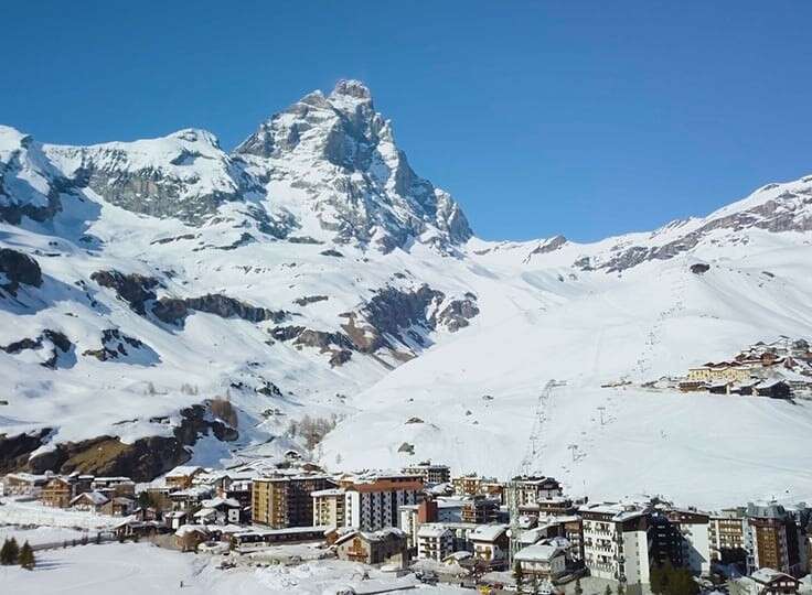 Discover the charm of this stunning mountain property, nestled amidst breathtaking alpine scenery.