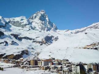 Discover the charm of this stunning mountain property, nestled amidst breathtaking alpine scenery.