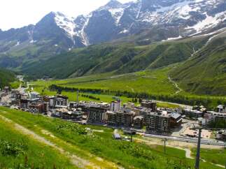 Discover the charm of mountain living with this stunning property nestled in a picturesque alpine village.