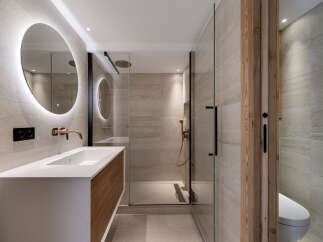 Step into modern luxury with this stunning bathroom design.